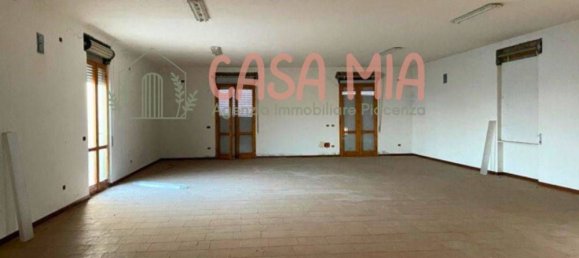 348m² Commercial property in Calendasco, Italy No. 164065 6