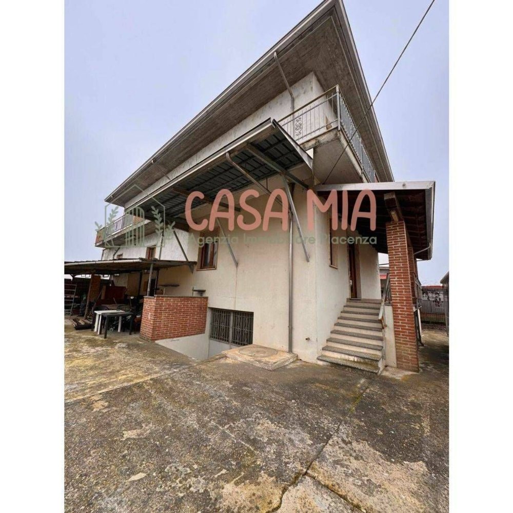 348m² Commercial property in Calendasco, Italy No. 164065