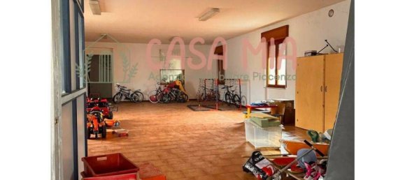 348m² Commercial property in Calendasco, Italy No. 164065 12