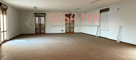348m² Commercial property in Calendasco, Italy No. 164065 7