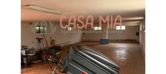 348m² Commercial property in Calendasco, Italy No. 164065 15