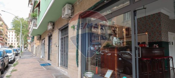 3 rooms Commercial property in Rome, Italy No. 52608 2