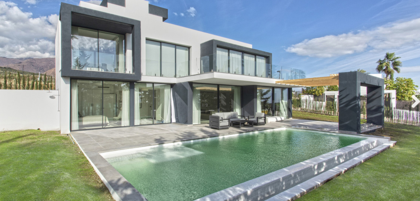 4 bedrooms Villa in Estepona, Spain No. 4805