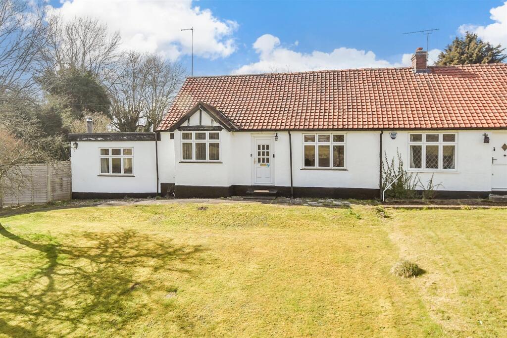 4 bedrooms Bungalow in Epping, United Kingdom No. 3963