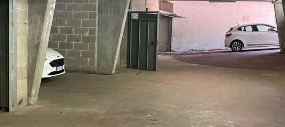 مرآب في Rome, Italy رقم 170216 10