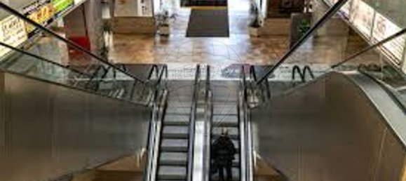 67m² Commercial property in Porto, Portugal No. 66250 4