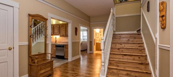 6 bedrooms House in British Columbia, Canada No. 1296 4