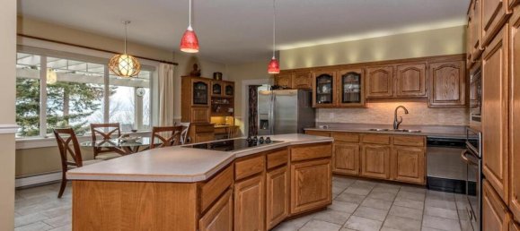 6 bedrooms House in British Columbia, Canada No. 1296 7