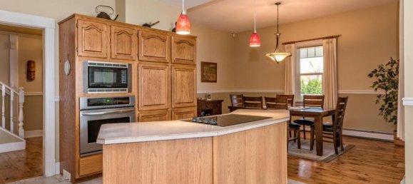 6 bedrooms House in British Columbia, Canada No. 1296 8