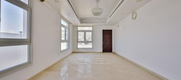 4 bedrooms Villa in Abu Dhabi, UAE No. 29720 3