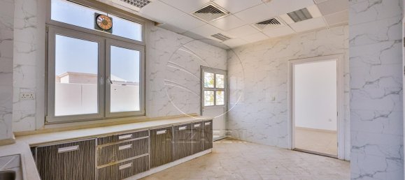 4 bedrooms Villa in Abu Dhabi, UAE No. 29720 12