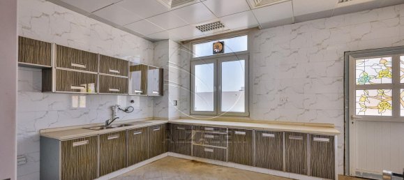 4 bedrooms Villa in Abu Dhabi, UAE No. 29720 11