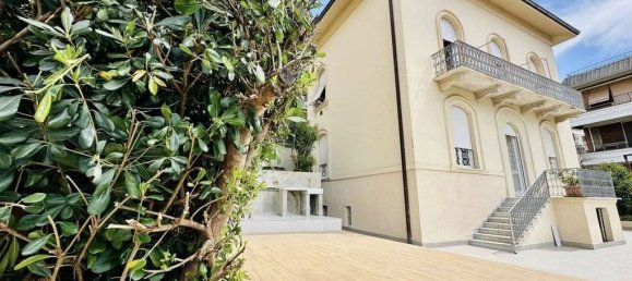 5 bedrooms Villa in La Spezia, Italy No. 313944 4