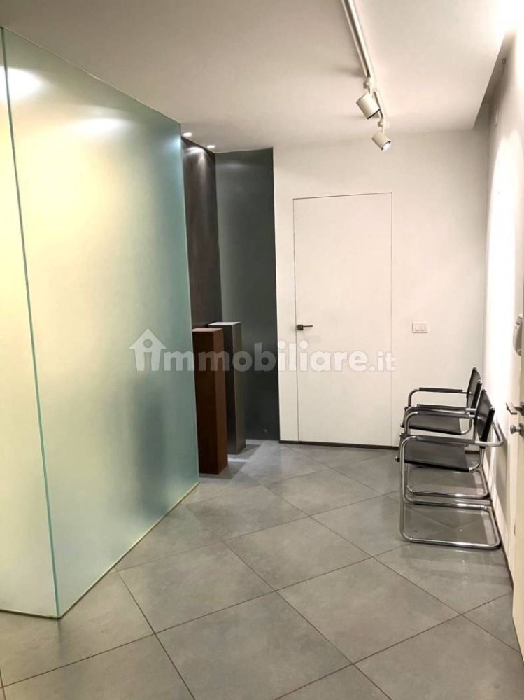 3 rooms Office in Parma, Italy No. 85384