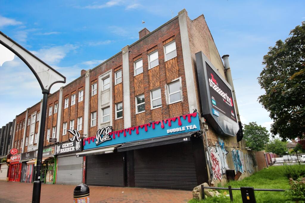 3 bedrooms Apartment in London, United Kingdom No. 11487