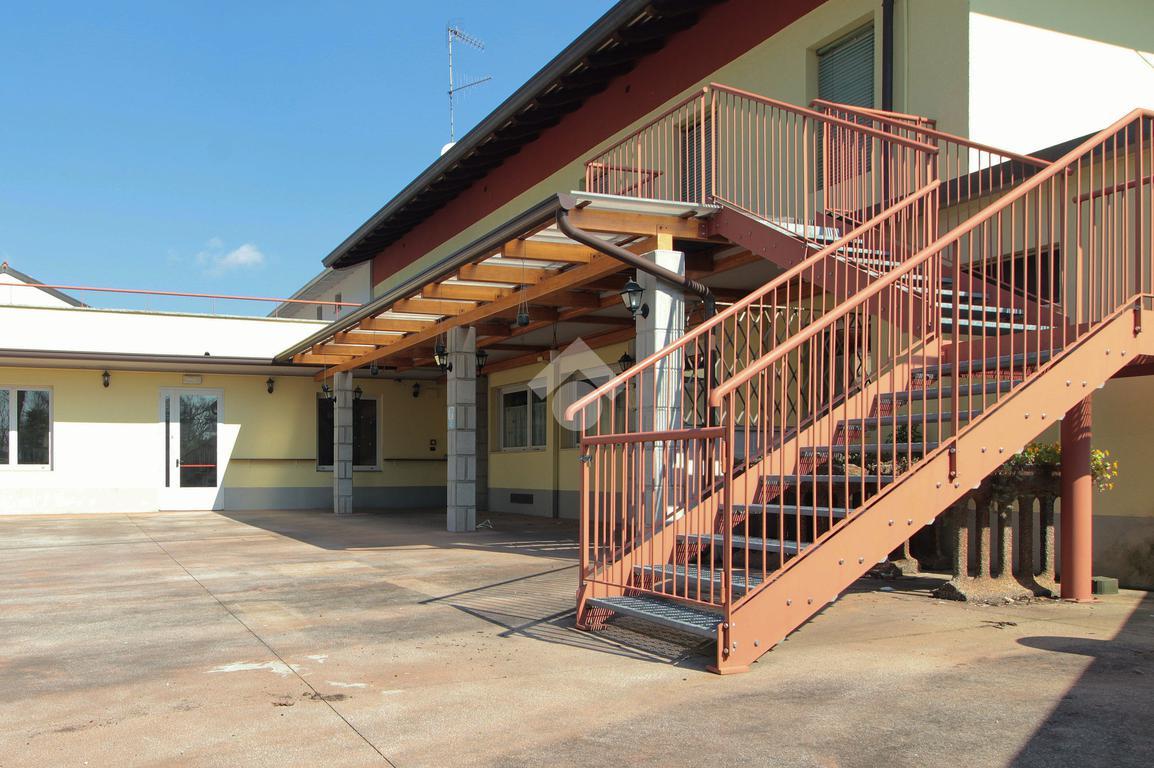 6 rooms House in Udine, Italy No. 35917