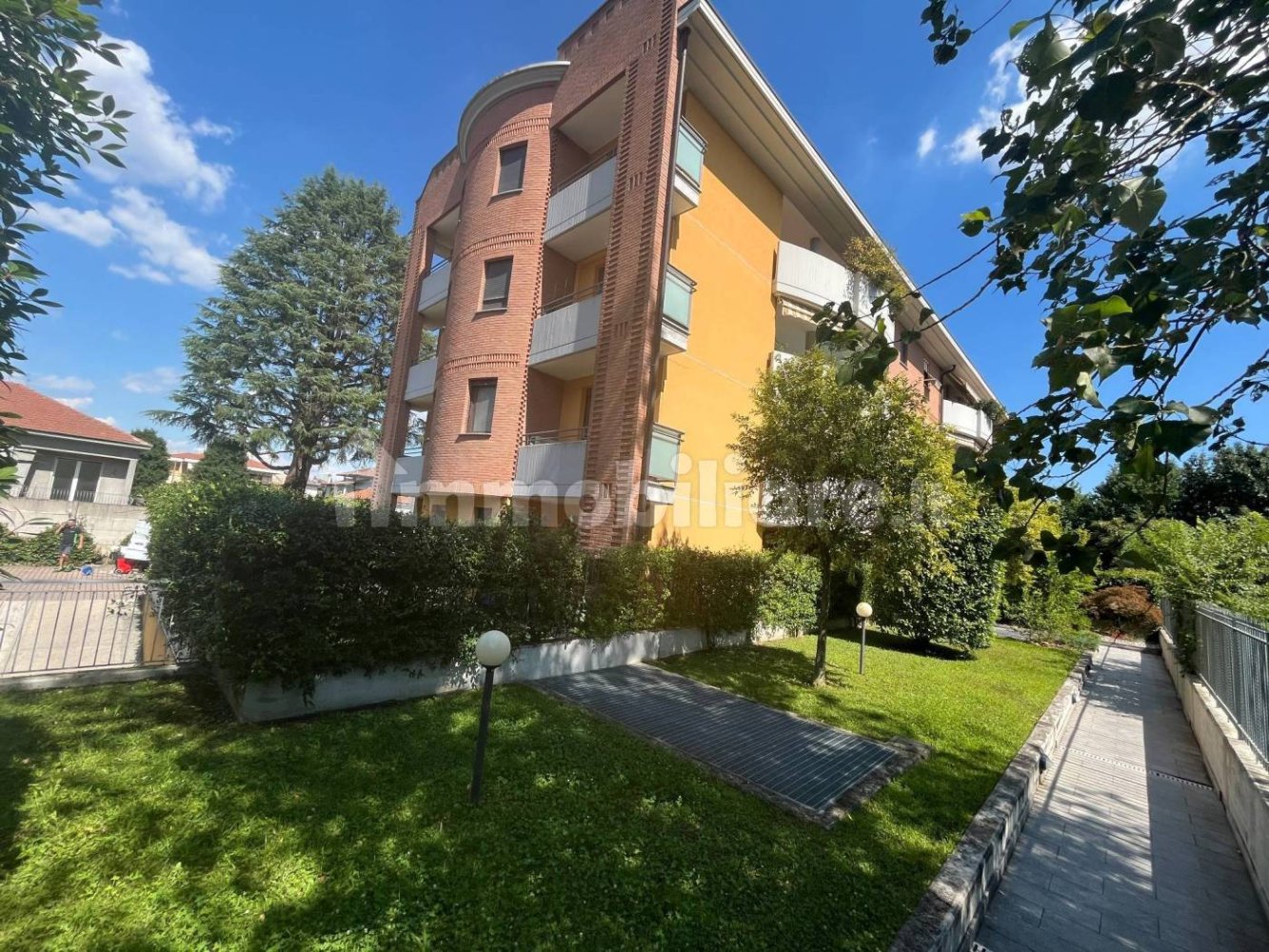 3 bedrooms Apartment in Busto Arsizio, Italy No. 262645