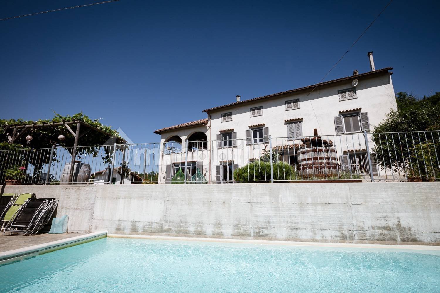 5 Schlafzimmer Haus in Castel Boglione, Italy, Nr. 130101