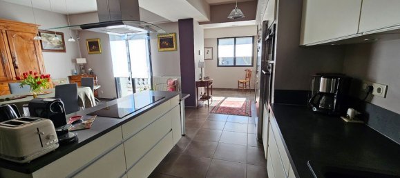 3 bedrooms House in Tours, France No. 55025 4