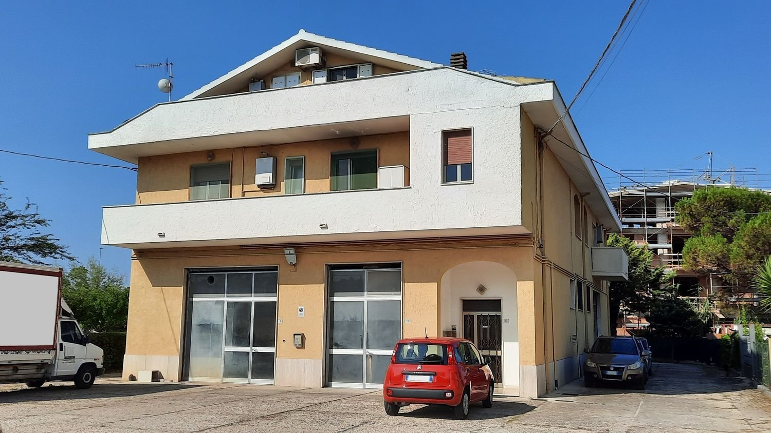 654m² Building in San Giovanni Teatino, Italy No. 306886