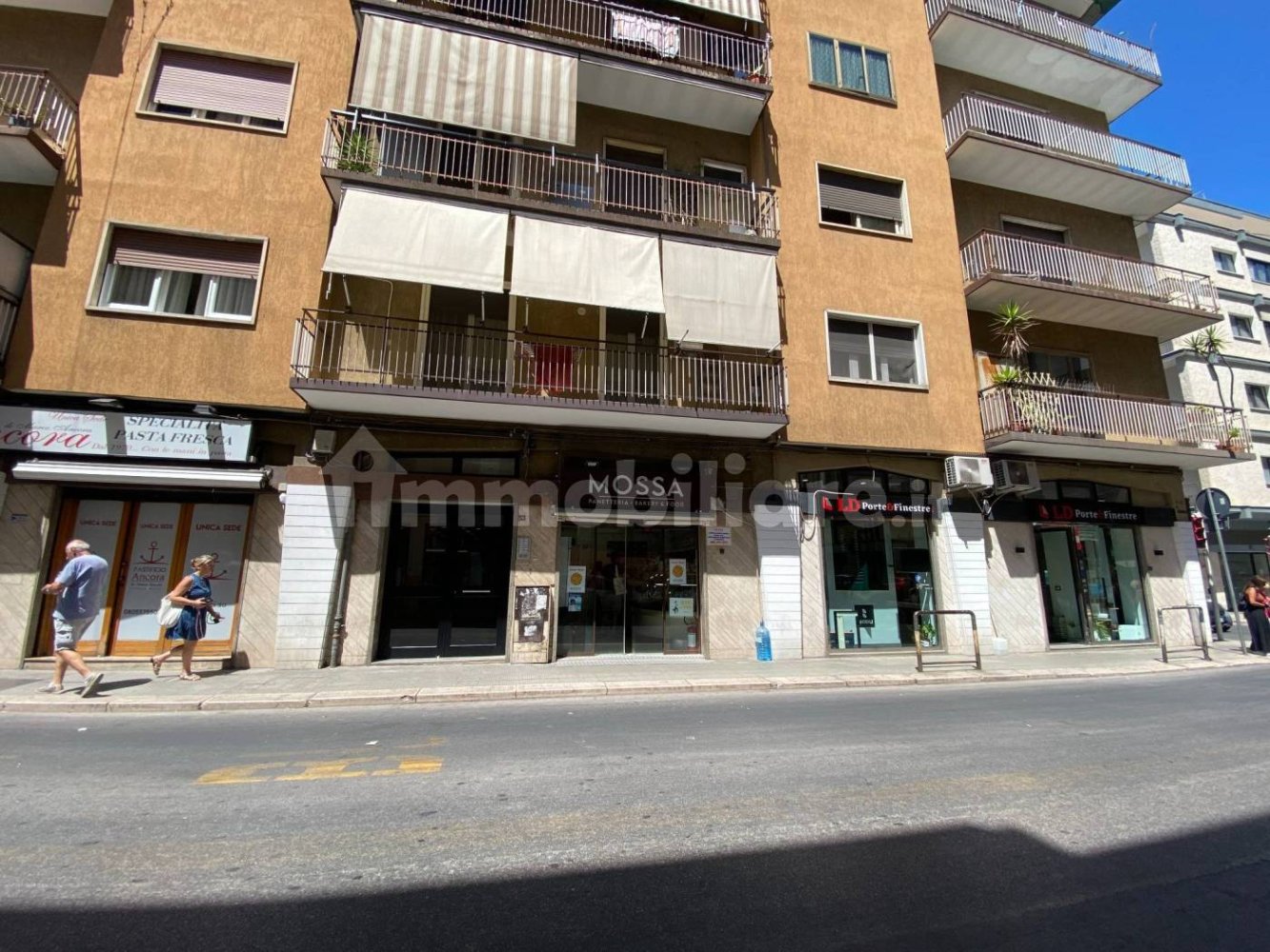 Imóvel comercial de 2 divisões em Bari, Italy N.º 303741