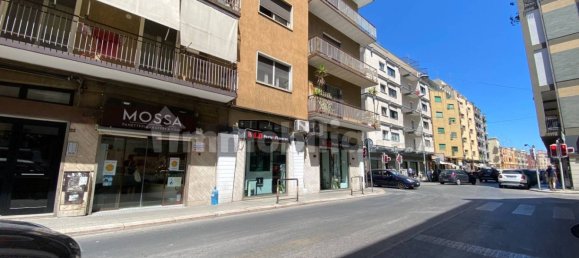 Imóvel comercial de 2 divisões em Bari, Italy N.º 303741 8