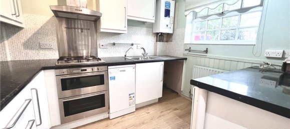 2 bedrooms House in Hanworth, United Kingdom No. 8514 2