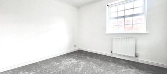 2 bedrooms House in Hanworth, United Kingdom No. 8514 6