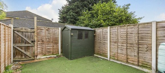 2 bedrooms House in Hanworth, United Kingdom No. 8514 5