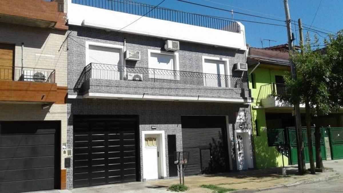 2 bedrooms House in Lanus, Argentina No. 10980