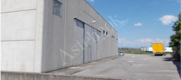 183m² Warehouse in Udine, Italy No. 262008 3