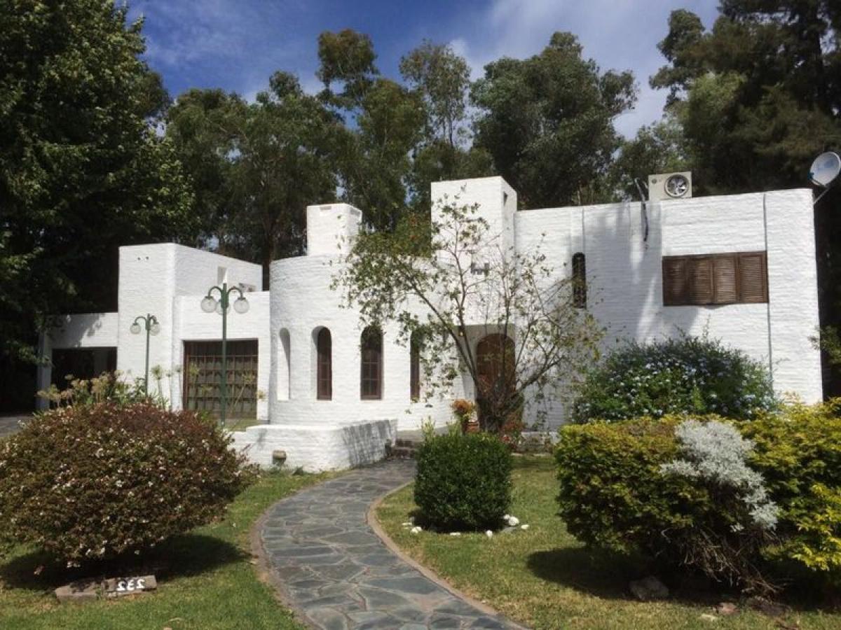 4 bedrooms House in Presidente Peron, Argentina No. 51283