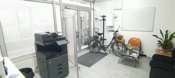 98m² Commercial property in Paris, France No. 171754 3