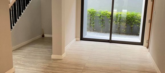 4 bedrooms Cafe / restaurant in Bangkok, Thailand No. 6688 2