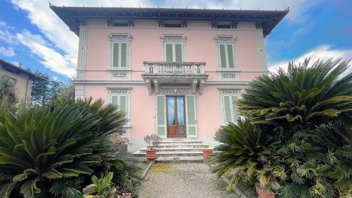 3 bedrooms Villa in Pescia, Italy No. 1322