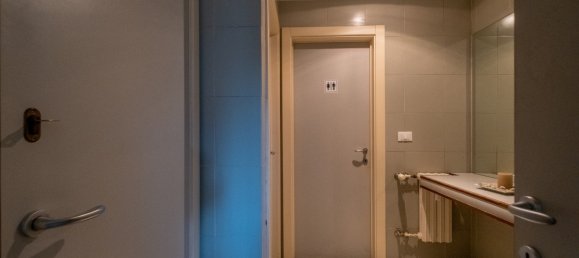 9 bedrooms Apartment in Genoa, Italy No. 184905 2