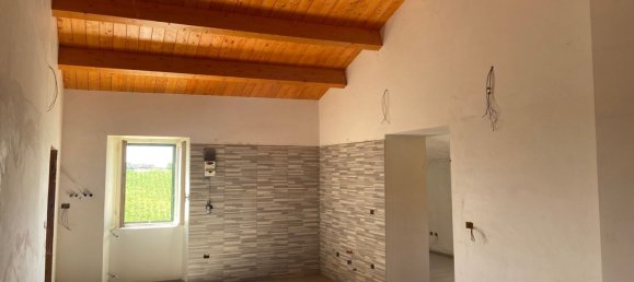 Дом с 5 комнатами в Пенне, Италия № 79938 3