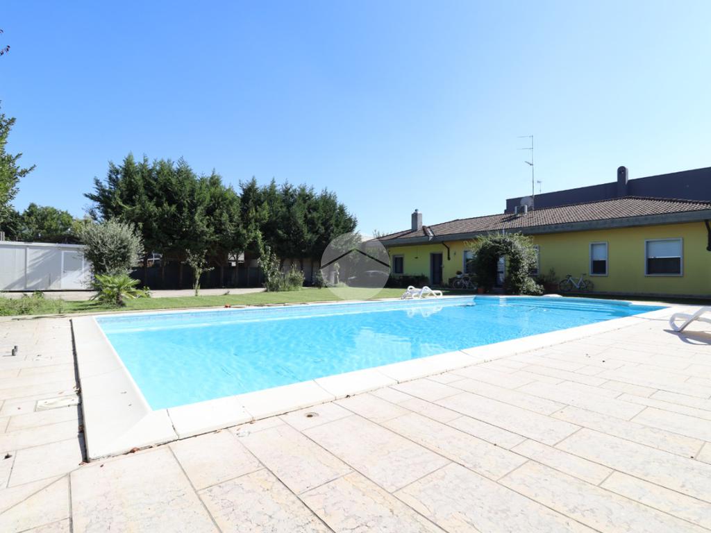 3 bedrooms Villa in Mantua, Italy No. 287075