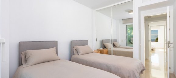 Apartamento de 3 dormitorios en Estepona, Spain No. 136673 5