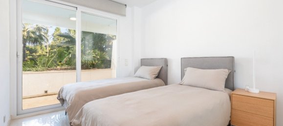 Apartamento de 3 dormitorios en Estepona, Spain No. 136673 4