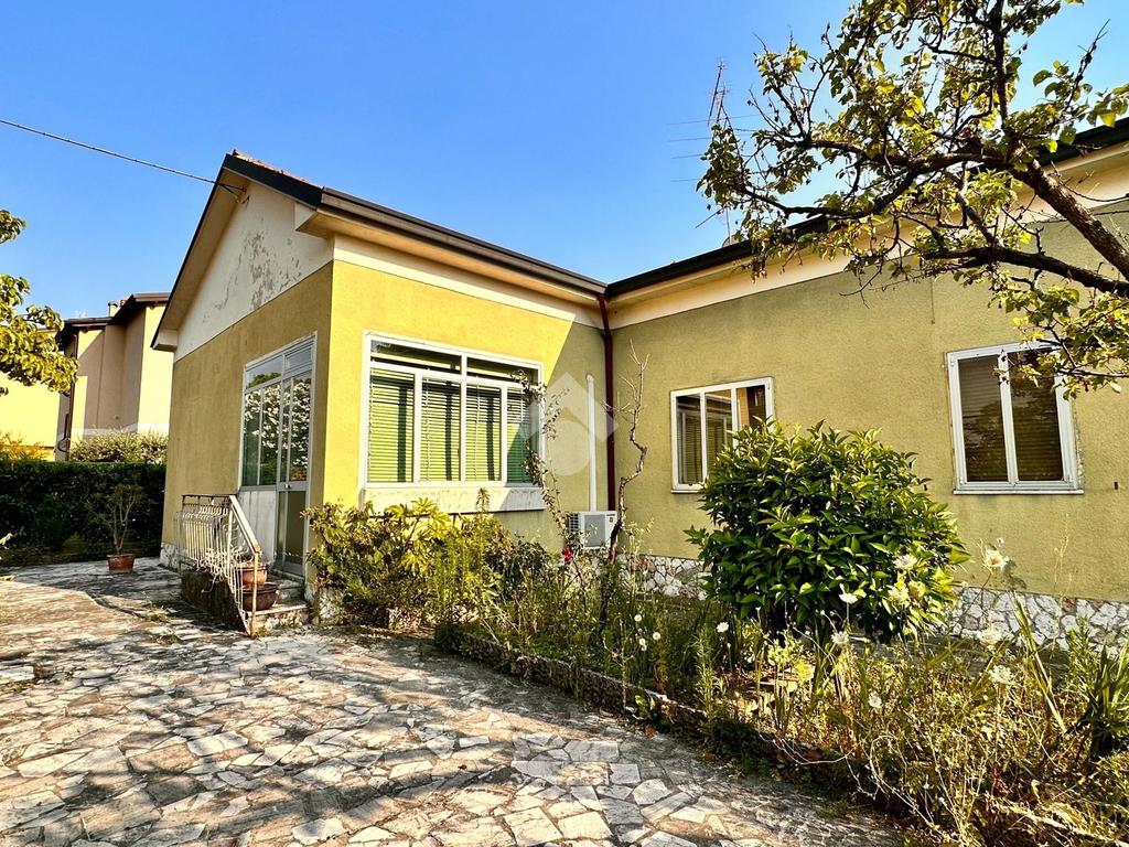 4 bedrooms Villa in Brescia, Italy No. 188170