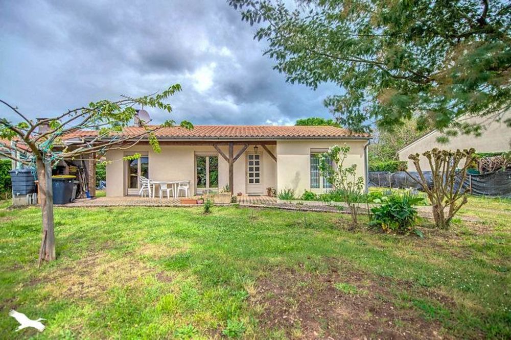 Casa de 3 dormitorios en Izon, France No. 290656