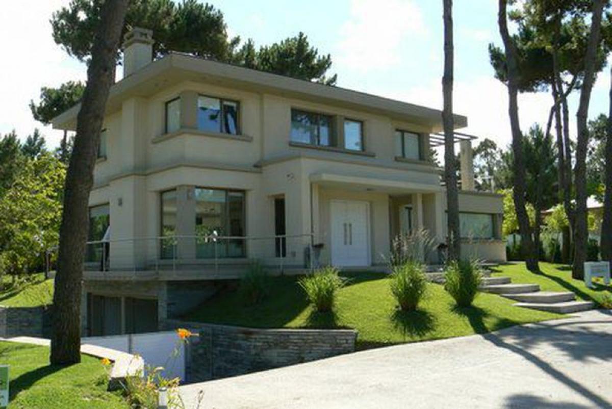 4 bedrooms House in Mar del Plata, Argentina No. 87743