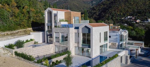 3 bedrooms Bungalow in Tivat, Montenegro No. 195 3