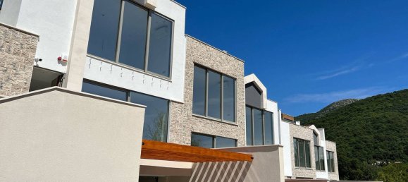 3 bedrooms Bungalow in Tivat, Montenegro No. 195 5