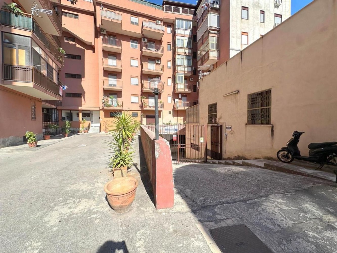 367m² Warehouse in Palermo, Italy No. 395767