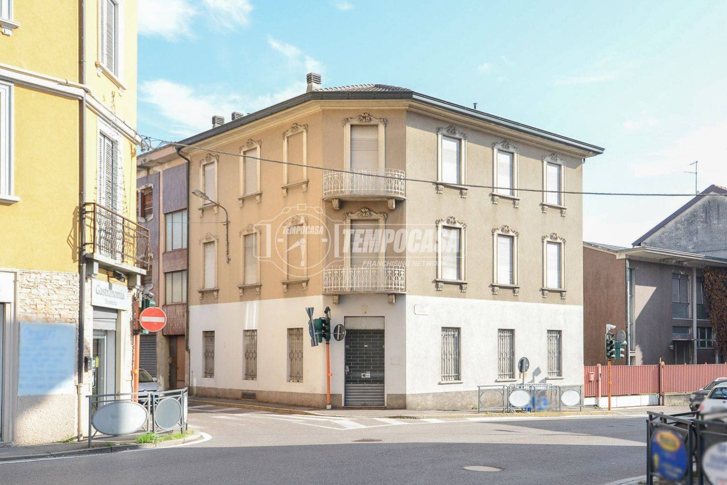 1-salle Bureau à Como, Italy No. 279664