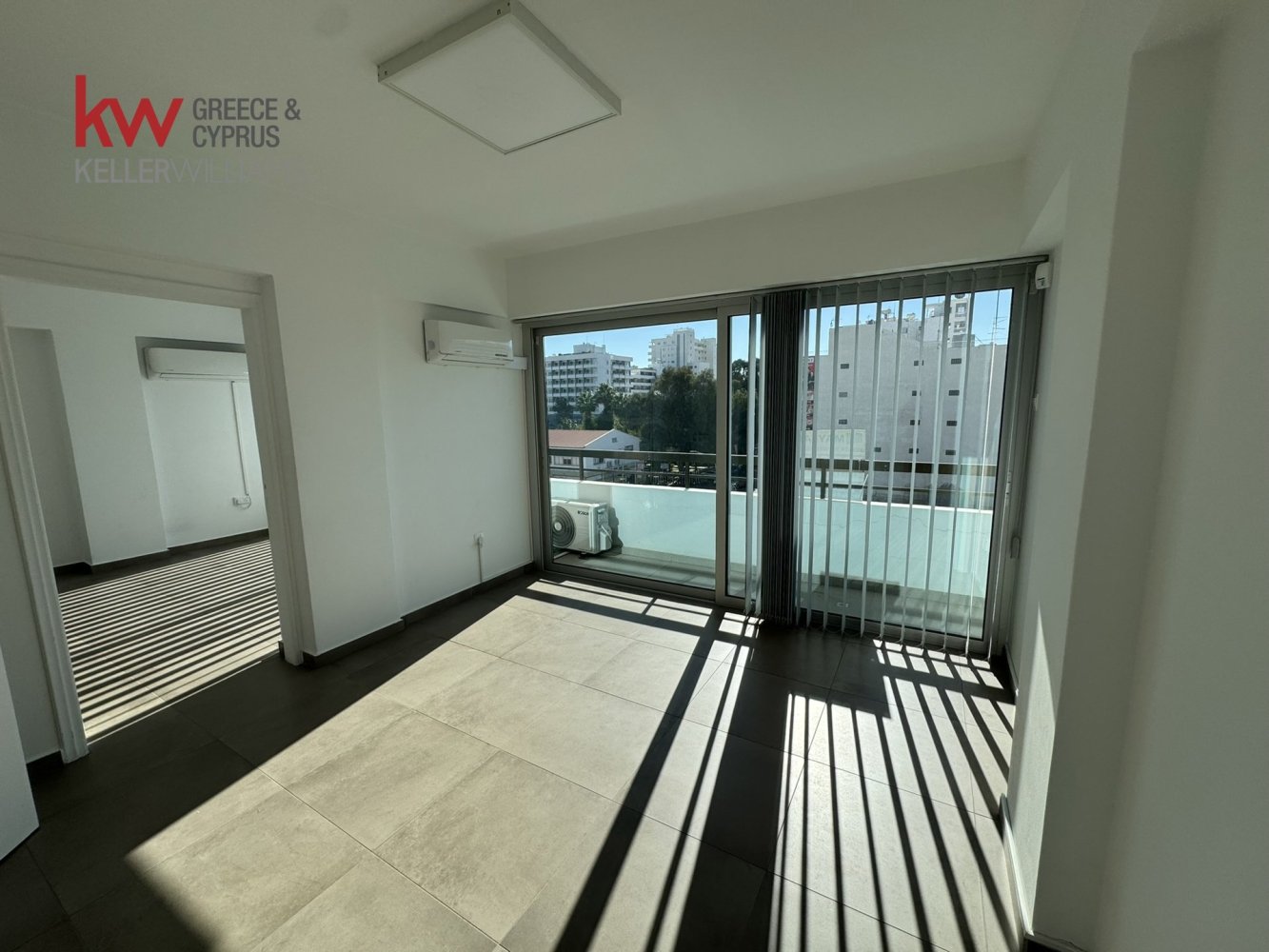 3-salle Bureau à Larnaca, Cyprus No. 26137