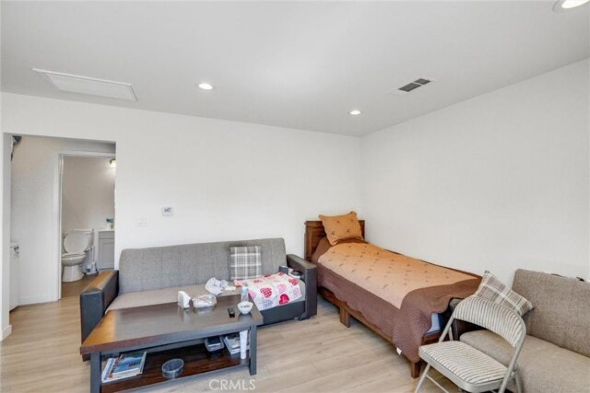 24 bedrooms House in Northridge, USA No. 372555