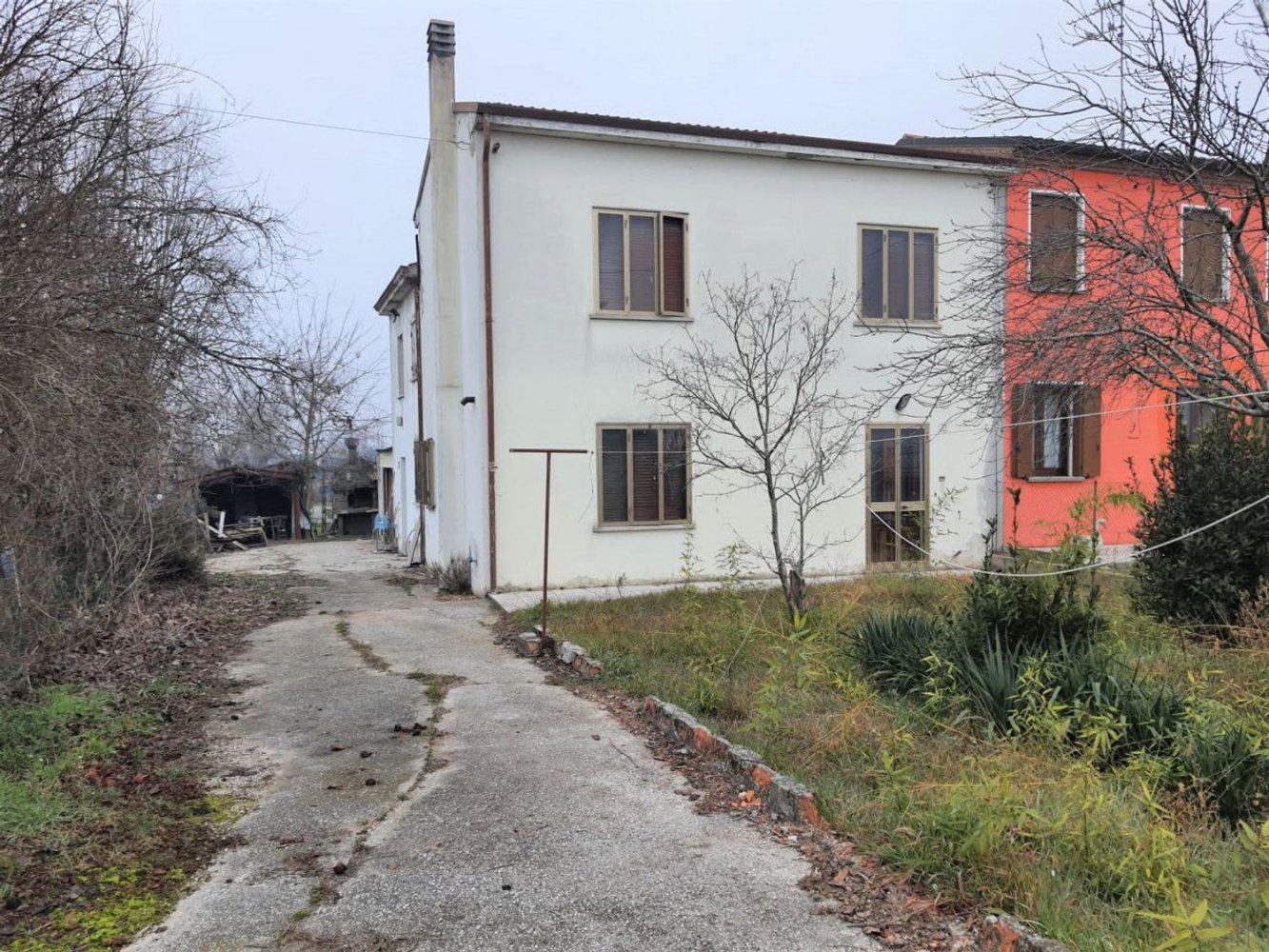 4 rooms House in Rovigo, Italy No. 103514